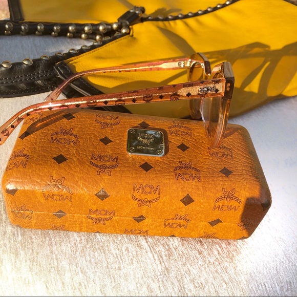 🆕MCM Oversized Square sunglasses Peach/Rose - Picture 5 of 5